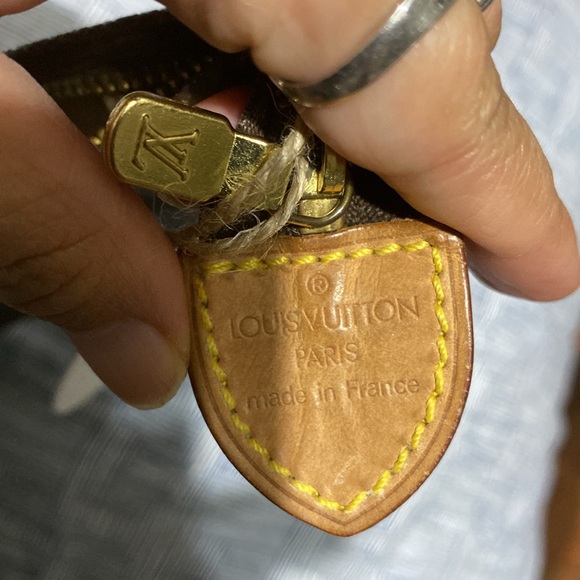 Lv toiletry 15 Authentic ✅ have cracks on the side canvass and clean inside ❤️ - Picture 9 of 11